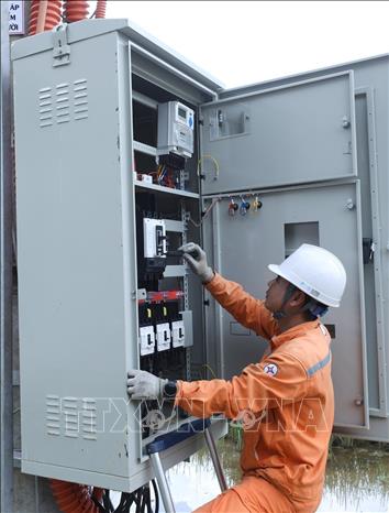 Kiểm tra kỹ thuật tủ điện trước khi đóng điện Trạm biến áp 180kVA-35/0,4kV tại xã Bắc Sơn (Lạng Sơn). Ảnh: Anh Tuấn – TTXVN
