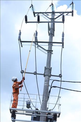 Đóng điện Trạm biến áp 180kVA-35/0,4kV tại xã Bắc Sơn (Lạng Sơn). Ảnh: Anh Tuấn – TTXVN