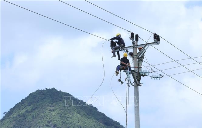 Đấu nối trước khi đóng điện vận hành công trình Nâng cao năng lực vận hành lưới điện hạ áp, giảm tổn thất điện năng và giảm số khách hàng điện áp thấp khu vực các xã Điềm He, Khánh Khê, Yên Phúc, Thiện Thuật, Tân Văn, Thiện Long, Bắc Sơn, Vũ Lễ tại xã Bắc Sơn, tỉnh Lạng Sơn. Ảnh: Anh Tuấn – TTXVN