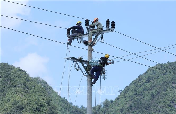 Đấu nối trước khi đóng điện vận hành công trình Nâng cao năng lực vận hành lưới điện hạ áp, giảm tổn thất điện năng và giảm số khách hàng điện áp thấp khu vực các xã Điềm He, Khánh Khê, Yên Phúc, Thiện Thuật, Tân Văn, Thiện Long, Bắc Sơn, Vũ Lễ tại xã Bắc Sơn, Lạng Sơn. Ảnh: Anh Tuấn – TTXVN