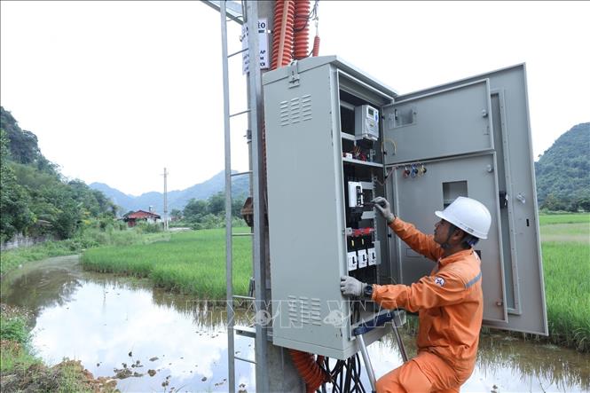Kiểm tra kỹ thuật tủ điện trước khi đóng điện Trạm biến áp 180kVA-35/0,4kV tại xã Bắc Sơn (Lạng Sơn). Ảnh: Anh Tuấn – TTXVN