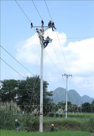 Đấu nối trước khi đóng điện vận hành công trình Nâng cao năng lực vận hành lưới điện hạ áp, giảm tổn thất điện năng và giảm số khách hàng điện áp thấp khu vực các xã Điềm He, Khánh Khê, Yên Phúc, Thiện Thuật, Tân Văn, Thiện Long, Bắc Sơn, Vũ Lễ tại xã Bắc Sơn, Lạng Sơn. Ảnh: Anh Tuấn – TTXVN