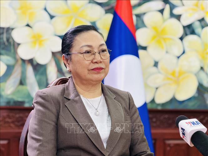 Đại sứ nước Cộng hòa Dân chủ Nhân dân Lào tại Việt Nam Khamphao Ernthavanh trả lời phỏng vấn của phóng viên Thông tấn xã Việt Nam về quan hệ hợp tác hai nước. Ảnh: Việt Đức - TTXVN