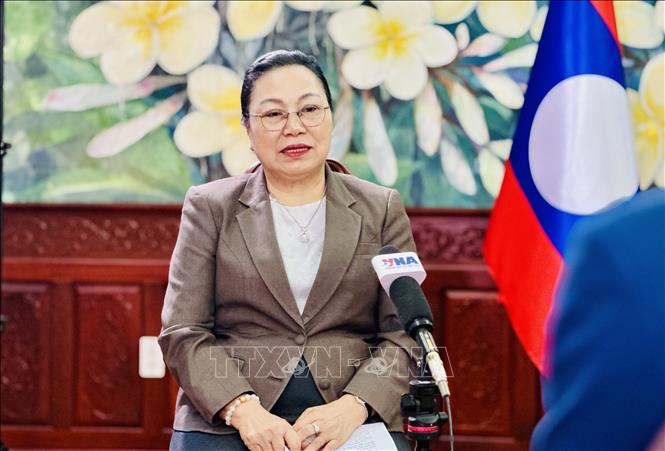 Đại sứ nước Cộng hòa Dân chủ Nhân dân Lào tại Việt Nam Khamphao Ernthavanh trả lời phỏng vấn của phóng viên Thông tấn xã Việt Nam về quan hệ hợp tác hai nước. Ảnh: Việt Đức - TTXVN