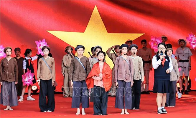 Các em học sinh tái hiện hình ảnh kiên trung, bất khuất của các nữ chiến sĩ cách mạng qua các màn sân khấu hóa lịch sử đầy xúc động. Ảnh: Nguyễn Hoàng Giang – TTXVN phát
