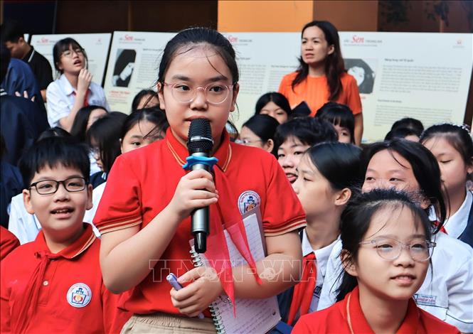 Các em học sinh tự tin đứng lên trả lời câu hỏi trong phần giao lưu tìm hiểu về lịch sử. Ảnh: Nguyễn Hoàng Giang – TTXVN phát