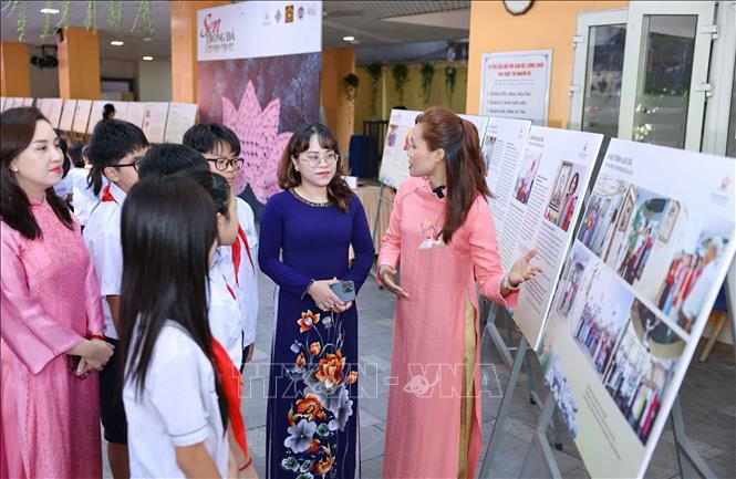 Chương trình đưa các em học sinh đến gần hơn với những câu chuyện về các nữ anh hùng, những nữ tù chính trị và những người phụ nữ Việt Nam đã cống hiến, hy sinh vì độc lập, tự do của dân tộc. Ảnh: Thanh Tùng – TTXVN