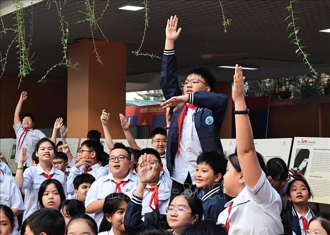 Không khí sôi nổi khi các em học sinh đồng loạt giơ tay xung phong trả lời câu hỏi giao lưu tại chương trình. Ảnh: Nguyễn Hoàng Giang/TTXVN phát
