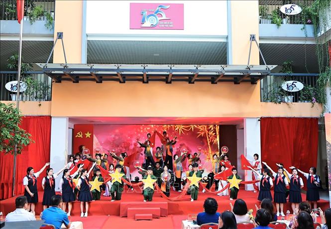 Phần biểu diễn nghệ thuật đầy cảm xúc của các em học sinh, gợi nhắc về truyền thống lịch sử hào hùng và sự hy sinh cao cả của các thế hệ cha anh. Ảnh: Nguyễn Hoàng Giang/TTXVN phát