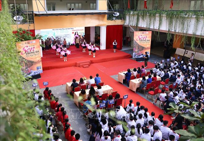 Hướng tới Tuần lễ hưởng ứng học tập suốt đời năm 2026, UBND phường Cửa Nam phối hợp với Bảo tàng Phụ nữ Việt Nam và Trường THCS Ngô Sĩ Liên tổ chức chương trình giáo dục trải nghiệm với chủ đề “Sen trong đá: Tâm sáng, lòng son”. Ảnh: Thanh Tùng - TTXVN