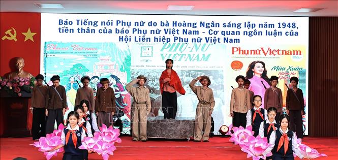 Tiết mục nghệ thuật do các em học sinh Trường THCS Ngô Sĩ Liên biểu diễn, tái hiện những ký ức lịch sử đầy xúc động. Ảnh: Nguyễn Hoàng Giang/TTXVN phát