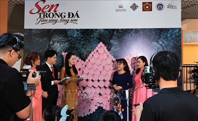 Chương trình và không gian triển lãm được ghi hình, phát trực tiếp trên các nền tảng số, góp phần lan tỏa rộng rãi giá trị lịch sử và tinh thần truyền thống đến đông đảo công chúng, đặc biệt là thế hệ trẻ. Ảnh: Nguyễn Hoàng Giang/TTXVN phát