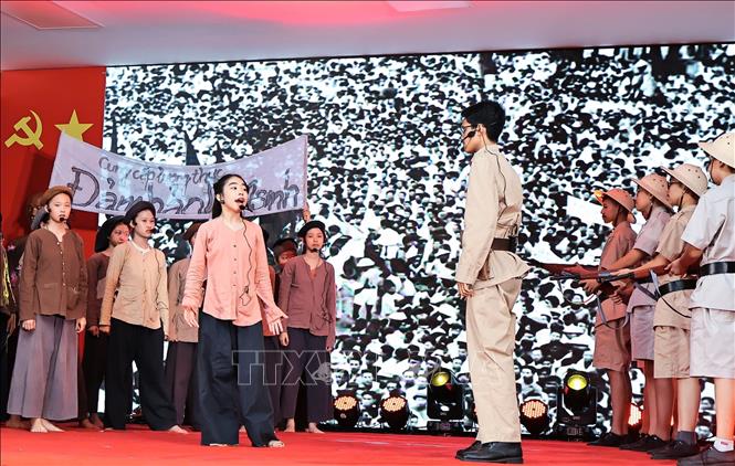 Học sinh được học lịch sử không chỉ qua trang sách, mà còn bằng những câu chuyện, hình ảnh và trải nghiệm trực tiếp. Ảnh: Nguyễn Hoàng Giang/TTXVN phát