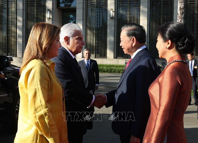 Tổng Bí thư, Chủ tịch nước Tô Lâm và Phu nhân đón Tổng thống Panama José Raúl Mulino và Phu nhân. Ảnh: Thống Nhất -TTXVN