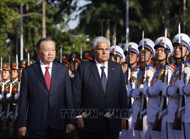 Tổng Bí thư, Chủ tịch nước Tô Lâm và Tổng thống Panama José Raúl Mulino duyệt đội danh dự Quân đội nhân dân Việt Nam. Ảnh: Thống Nhất -TTXVN