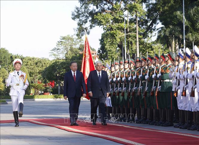 Tổng Bí thư, Chủ tịch nước Tô Lâm và Tổng thống Panama José Raúl Mulino duyệt đội danh dự Quân đội nhân dân Việt Nam. Ảnh: Thống Nhất -TTXVN