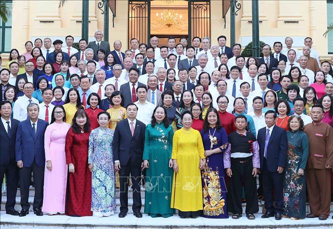 Đồng chí Võ Thị Ánh Xuân, Bí thư Trung ương Đảng, Phó Chủ tịch nước với các đại biểu. Ảnh: An Đăng - TTXVN