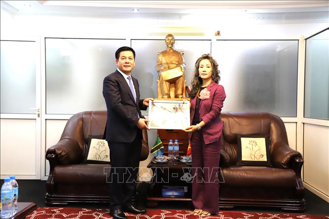 Phó Chủ tịch Quốc hội Nguyễn Hồng Diên tặng quà Đại sứ Vũ Thanh Huyền. Ảnh: Hoàng Nhương – PV TTXVN tại Đông Phi