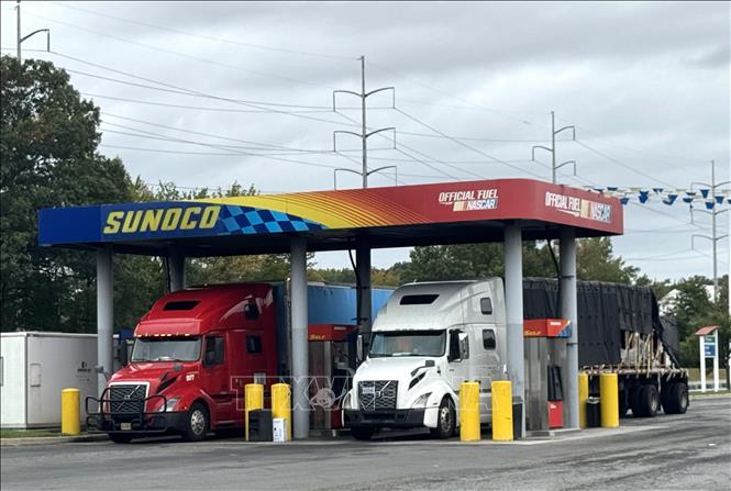 Hai xe đầu kéo tiếp nhiên liệu tại một trạm xăng Sunoco ven đường cao tốc ở bang New Jersey. Ảnh: Đoàn Hùng - PV TTXVN tại Mỹ