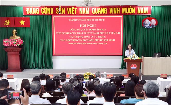 Bà Thái Thị Bích Liên, Phó Trưởng ban Thường trực Ban Tổ chức Thành ủy Thành phố Hồ Chí Minh, công bố các quyết định. Ảnh: Tiến Lực - TTXVN