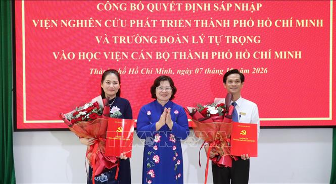 Phó Bí thư Thành ủy Thành phố Hồ Chí Minh Văn Thị Bạch Tuyết trao quyết định cho Giám đốc và Phó Giám đốc Học viện Cán bộ. Ảnh: Tiến Lực - TTXVN