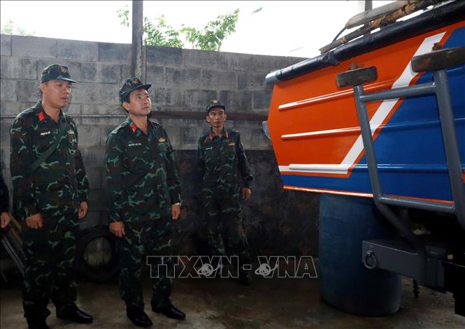 Bộ Chỉ huy Quân sự thành phố Đà Nẵng chuẩn bị lực lượng, phương tiện dự phòng sẵn sàng ứng phó trong trường hợp ngập lụt kéo dài. Ảnh: TTXVN phát