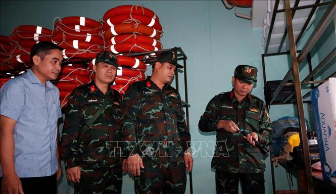 Lãnh đạo Bộ Chỉ huy Quân sự thành phố Đà Nẵng kiểm tra công tác phòng, chống thiên tai tại các địa phương dễ xảy ra ngập lụt. Ảnh: TTXVN phát