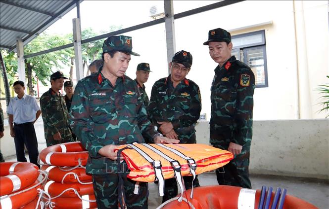Lãnh đạo Bộ Chỉ huy Quân sự thành phố Đà Nẵng kiểm tra công tác phòng, chống thiên tai tại các địa phương dễ xảy ra ngập lụt. Ảnh: TTXVN phát