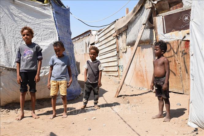 Trẻ em tại một trại tị nạn ở ngoại ô thành phố Aden, Yemen. Ảnh: THX/TTXVN phát