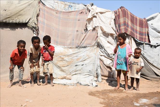 Trẻ em tại một trại tị nạn ở ngoại ô thành phố Aden, Yemen. Ảnh: THX/TTXVN phát