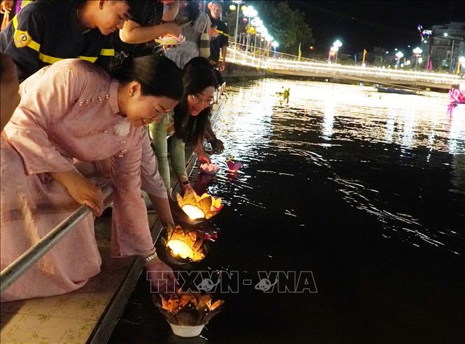 Người dân thả hoa đăng (được làm từ những vật liệu tự nhiên để bảo vệ môi trường) trên dòng sông Kiên. Ảnh: Văn Sĩ - TTXVN                               
