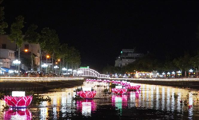 Hàng nghìn hoa đăng lung linh trên dòng sông Kiên. Ảnh: Văn Sĩ - TTXVN                               