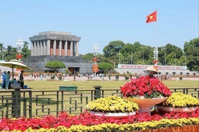 Quảng trường Ba Đình rực rỡ cờ, hoa chào mừng kỷ niệm 72 năm Ngày giải phóng Thủ đô (10/10/1954 - 10/102026). Ảnh: Hoàng Hiếu - TTXVN