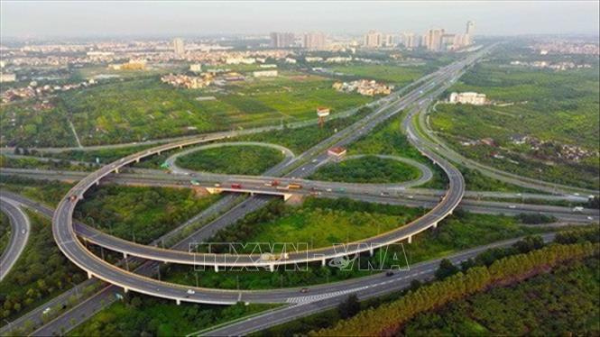 Nút giao thông đầu tuyến đường cao tốc Hà Nội - Hải Phòng, một trong những tuyến cao tốc đại nhất Việt Nam. Ảnh: Vũ Sinh - TTXVN