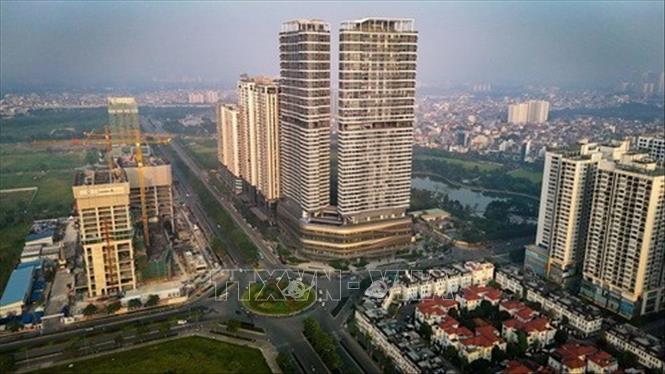 Nhiều khu nhà cao tầng đang tiếp tục được xây dựng, hoàn thiện trong khu vực Khu đô thị Tây Hồ Tây, Hà Nội. Ảnh: Hoàng Hiếu - TTXVN