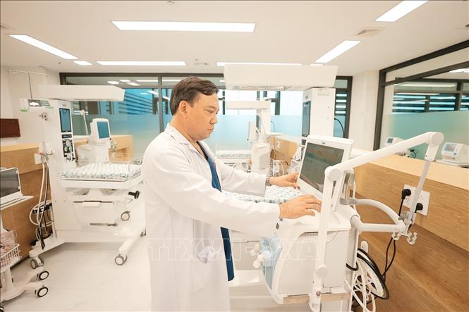 Bệnh viện Nhi Hà Nội tại phường Yên Nghĩa, là bệnh viện hạng 1 được xây dựng trên diện tích hơn 67.000 m2, có tổng mức đầu tư gần 800 tỷ đồng, được trang bị hiện đại, đảm nhiệm chức năng khám chữa bệnh cho trẻ em tại Hà Nội và các tỉnh thành, chỉ đạo chuyên môn nhi khoa cho các cơ sở y tế tuyến dưới. Bệnh viện khánh thành ngày 9/10/2024, là công trình chào mừng 70 năm Ngày giải phóng Thủ đô (10/10/1954 - 10/10/2024). Ảnh: Minh Quyết - TTXVN