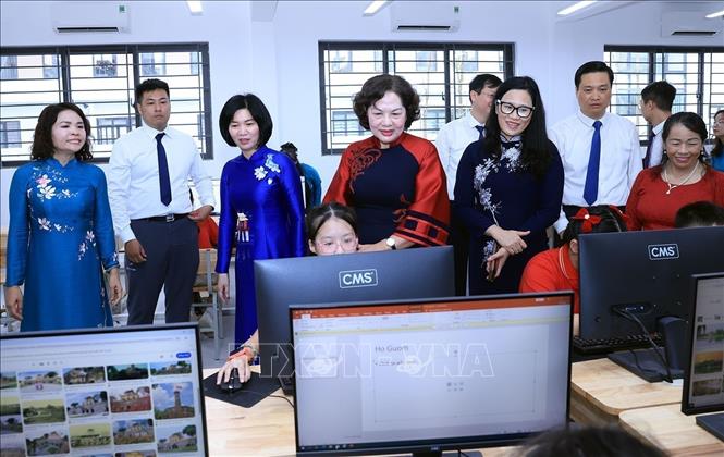 Sáng 4/10/2026, Phó Chủ tịch Quốc hội Nguyễn Thị Hồng tham quan phòng tin học của Trường Tiểu học Trung Hòa trong dịp khánh thành 2 công trình cải tạo, nâng cấp Trường Tiểu học Trung Hòa, Trường Trung học cơ sở Trung Hòa và xây dựng Trường Trung học phổ thông Hoàng Quán Chi, chào mừng 72 năm Ngày Giải phóng Thủ đô (10/10/1954 - 10/10/2026). Ảnh: Tuấn Anh - TTXVN