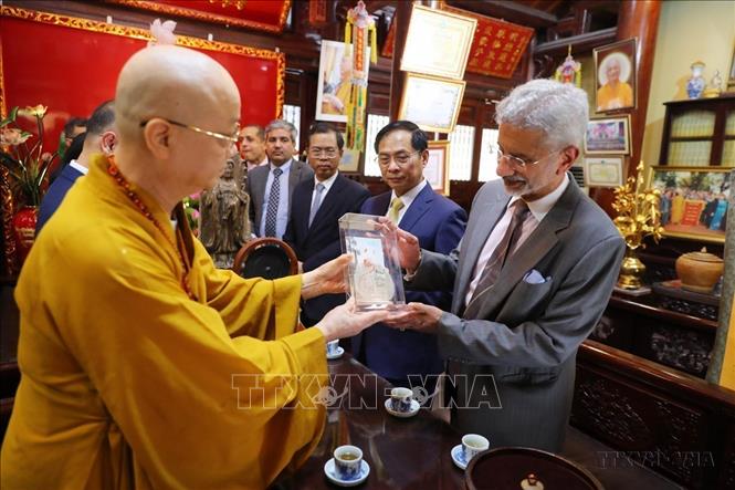 Hà Nội luôn hội tụ nhiều tinh hoa văn hóa và khẳng định là trung tâm chính trị, kinh tế, văn hóa, có vị thế quan trọng trong quan hệ quốc tế. Trong ảnh: Bộ trưởng Ngoại giao Ấn Độ Subrahmanyam Jaishankar thăm chùa Trấn Quốc tại Thủ đô Hà Nội (15/10/2023) Ảnh: Lâm Khánh - TTXVN