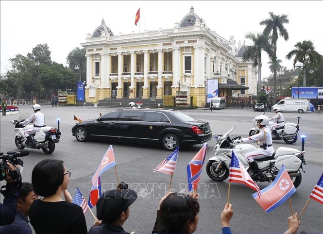 Hà Nội không chỉ là điểm đến an toàn, đáng tin cậy mà còn là “điểm hẹn” hấp dẫn các chính khách và bạn bè quốc. Trong ảnh: Đoàn xe đưa Chủ tịch Triều Tiên Kim Jong-un di chuyển qua Quảng trường Cách mạng Tháng Tám để đến gặp Tổng thống Mỹ Donald Trump, tại Hội nghị Thượng đỉnh Mỹ - Triều Tiên lần thứ hai, ngày 28/2/2019. Ảnh: Lâm Khánh - TTXVN