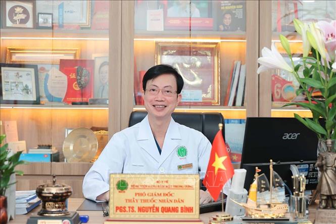 PGS.TS Nguyễn Quang Bình, Phó Giám đốc, kiêm Trưởng khoa Gây mê hồi sức và Chống đau, Bệnh viện Răng Hàm Mặt Trung ương Hà Nội, đã có gần một phần tư thế kỷ cống hiến trên cương vị trưởng khoa. Những đóng góp trong khám chữa bệnh, đào tạo và nghiên cứu của ông được ghi nhận bằng danh hiệu Thầy thuốc nhân dân. Ảnh: Phạm Tuấn Anh - TTXVN