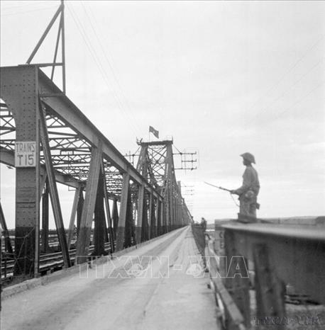 Chiến sỹ Quân đội nhân dân Việt Nam đứng gác trên cầu Long Biên, chiều 9/10/1954 sau khi quân Pháp rút hết khỏi Thủ đô qua cây cầu này để xuống Hải Phòng. Ảnh: Tư liệu TTXVN