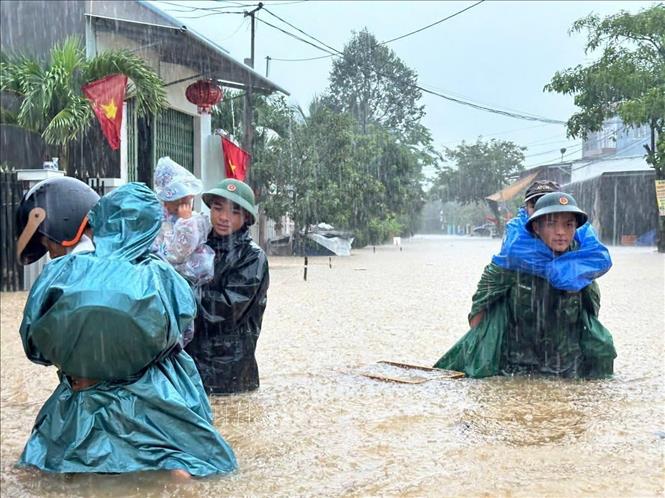 Lực lượng chức năng thành phố Đà Nẵng hỗ trợ người dân di dời tại những vùng bị ngập lụt do mưa lớn. Ảnh: TTXVN phát