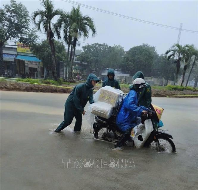 Lực lượng chức năng thành phố Đà Nẵng hỗ trợ người dân tại những vùng bị ngập lụt do mưa lớn. Ảnh: TTXVN phát