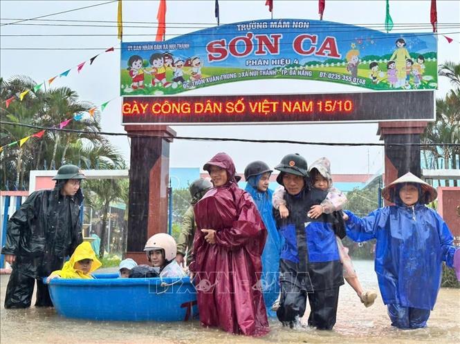Lực lượng chức năng thành phố Đà Nẵng hỗ trợ người dân di dời tại những vùng bị ngập lụt do mưa lớn. Ảnh: TTXVN phát