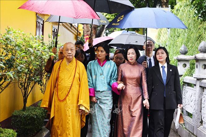 Hòa thượng Thích Thanh Nhã, Trụ trì chùa Trấn Quốc giới thiệu về lịch sử chùa với bà Nguyễn Thị Minh Nguyệt, Phu nhân của nguyên Chủ tịch nước Lương Cường và Hoàng hậu Bhutan Jetsun Pema Wangchuck (19/8/2025). Ảnh: Minh Đức – TTXVN