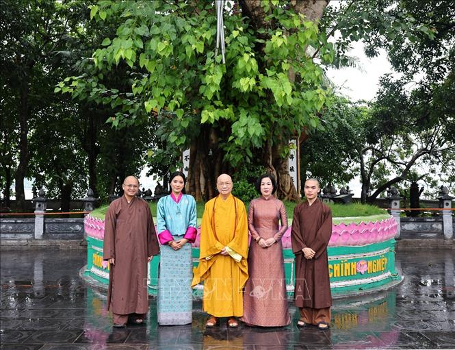 Hòa thượng Thích Thanh Nhã, Trụ trì chùa Trấn Quốc giới thiệu về lịch sử chùa với bà Nguyễn Thị Minh Nguyệt, Phu nhân của nguyên Chủ tịch nước Lương Cường và Hoàng hậu Bhutan Jetsun Pema Wangchuck (19/8/2025). Ảnh: Minh Đức – TTXVN