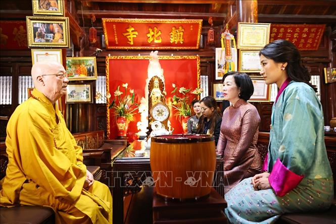 Hòa thượng Thích Thanh Nhã, Trụ trì chùa Trấn Quốc giới thiệu về lịch sử chùa với bà Nguyễn Thị Minh Nguyệt, Phu nhân của nguyên Chủ tịch nước Lương Cường và Hoàng hậu Bhutan Jetsun Pema Wangchuck (19/8/2025). Ảnh: Minh Đức – TTXVN