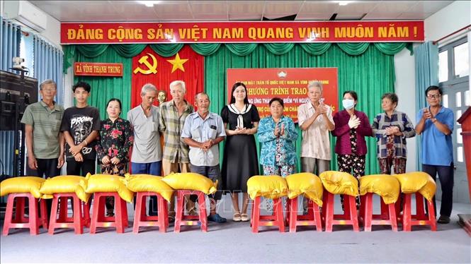 Đại diện Ủy ban MTTQ Việt Nam xã Vĩnh Thạnh Trung trao gạo cho các hộ khó khăn trên địa bàn. Ảnh: Thanh Sang – TTXVN