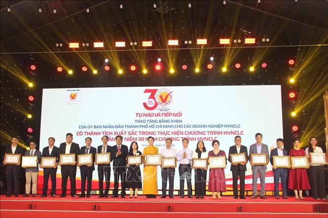Lãnh đạo UBND Thành phố Hồ Chí Minh trao Bằng khen cho các doanh nghiệp có thành tích xuất sắc trong thực hiện Chương trình hàng Việt Nam chất lượng cao tại sự kiện. Ảnh: Mỹ Phương – TTXVN. 