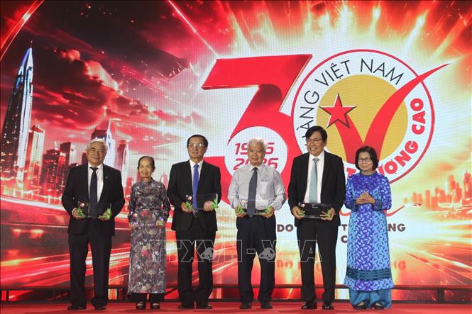 Ban cố vấn của Hiệp hội Doanh nghiệp hàng Việt Nam chất lượng cao nhận biểu trưng tri ân tại sự kiện. Ảnh: Mỹ Phương – TTXVN. 